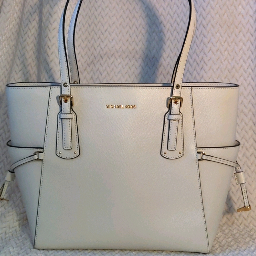 Voyager E/W Signature Saffiano Tote Bag